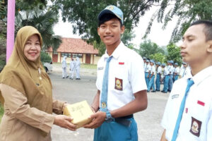 Pemberian Hadiah Lomba Mencari Bakat “Gebyar Root Stop Perundungan”
