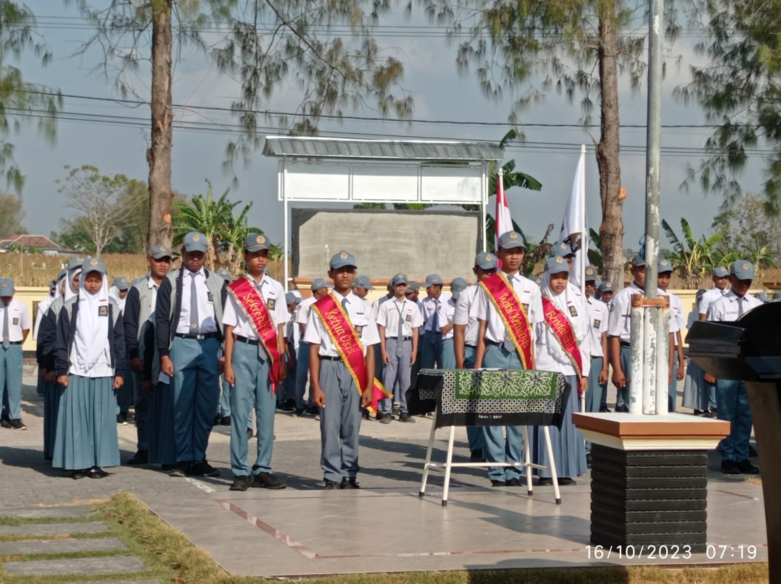 Read more about the article Pengukuhan Pengurus OSIS Periode 2023-2024