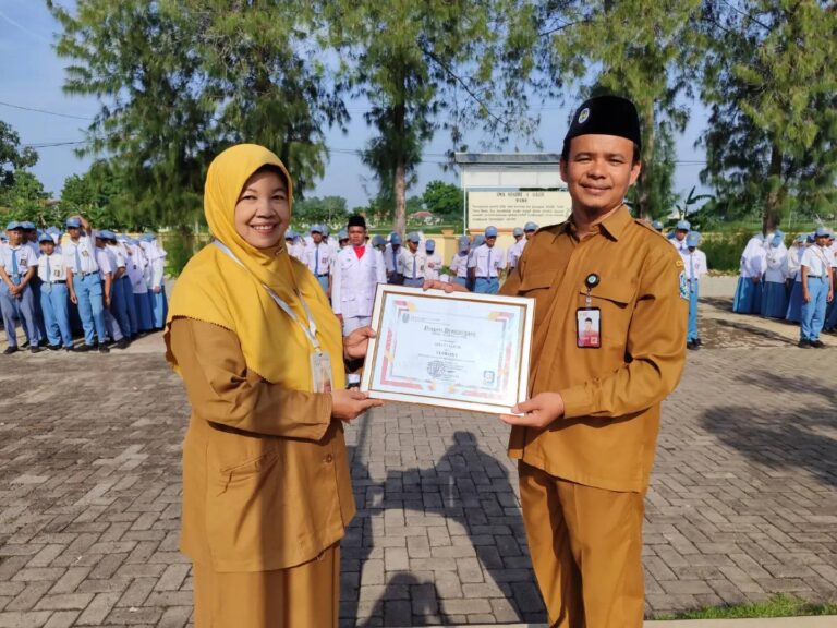 Read more about the article SMAN 1 Galis Meraih Penghargaan Pengelolaan DAPODIK Terbaik Se wilayah kab. Pamekasan